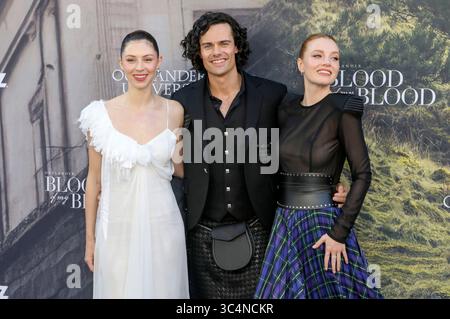 Hermine Corfield, Jamie Roy und Harriet Slater bei der Premiere der Starz Serie Outlander: Blood of My Blood im DGA Theater. Los Angeles, 28.07.2025 Stockfoto