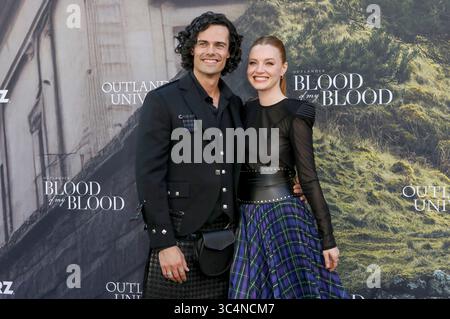 Jamie Roy und Harriet Slater bei der Premiere der Starz Serie Outlander: Blood of My Blood im DGA Theater. Los Angeles, 28.07.2025 Stockfoto