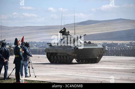 13. September 2018 - Chita, Sibirien, Russland - Soldaten aus Russland, China und der Mongolei während einer Überprüfung der Truppen nach Abschluss der massiven mehrnationalen Kriegsspiele Wostok-2018 auf dem Telemba-Trainingsgelände 13. September 2018 in der Nähe von Chita in Ostsibirien, Russland. (Bild: © Alexei Nikolsky via ZUMA Wire) Stockfoto