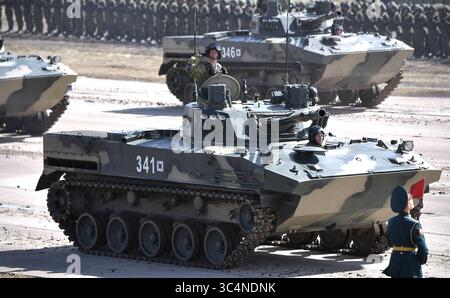 13. September 2018 - Chita, Sibirien, Russland - russische Soldaten in BTR-80 gepanzerte Personalträger grüßen während einer Überprüfung der Truppen nach dem Abschluss der massiven mehrnationalen Kriegsspiele Wostok-2018 auf dem Telemba-Trainingsgelände am 13. September 2018 in der Nähe von Chita in Ostsibirien. (Bild: © Alexei Nikolsky via ZUMA Wire) Stockfoto