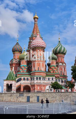 Die pulsierenden und verzierten Zwiebelkuppeln der Basilius-Kathedrale ragen majestätisch vor einem hellblauen Sommerhimmel in Moskau Stockfoto