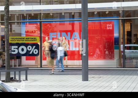 Sommerangebot: Rabatte werden in den Schaufenstern von Peek & Cloppenburg (Mannheim) angekündigt Stockfoto