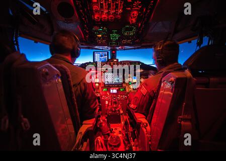 29. August 2018 – im Flug von Wisconsin nach Keim – Kapitän Jay Lamb und 2. Lieutenant Johnathan Vargas, beide Piloten mit dem 128. Luftbetankungsflügel des Wisconsin Air National Guardâ in Milwaukee, Pilot eines KC-135 Stratotanker, der 115th Force Support Squadron Airmen vom Truax Field, Wisconsin, nach Ramstein Air Base transportierte. August. 29, 2018. (Bild: © U.S. Air Force/ZUMA Wire/ZUMAPRESS.com) Stockfoto