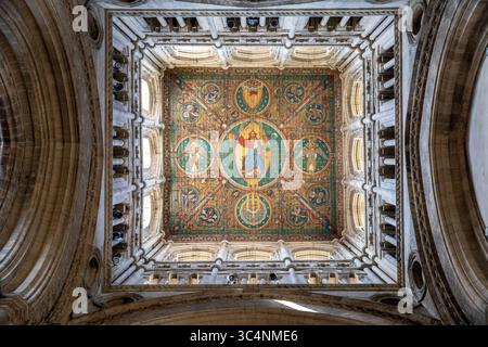 Ely Cathedral, eine anglikanische Kathedrale in Cambridgeshire, England. Die Kathedrale hat einen romanischen und gotischen Stil, einen zentralen achteckigen Turm und einen Lon Stockfoto