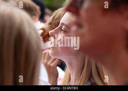 London, Großbritannien. Juli 2025. Eine Siegerparade für die Fußballmannschaft England Lionesses fand statt, um ihren Sieg bei der EM 2025 zu feiern. In der Mall versammelten sich Menschenmassen und das Team kam in einem Bus mit offenem Oberdeck vorbei, bevor es eine feierliche Vorstellung vor dem Buckingham Palace gab. Die Menge umfasste Männer, Frauen, Jungen und Mädchen und Menschen aller Ethnien, Religionen und Alters. Quelle: Anna Watson/Alamy Live News Stockfoto