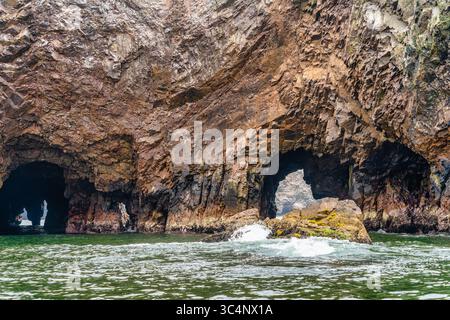 Ein dramatischer Blick auf die zerklüfteten Küstenklippen der Ballestas-Inseln in Peru Stockfoto