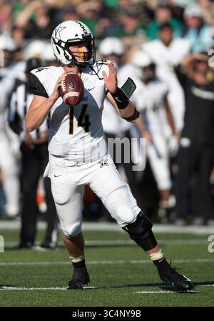 15. September 2018: Der Vanderbilt Quarterback Kyle Shurmur (14) übergibt den Ball während der NCAA-Football-Action zwischen den Vanderbilt Commodores und den Notre Dame Fighting Irish im Notre Dame Stadium in South Bend, Indiana. Notre Dame besiegte Vanderbilt mit 22:17. John Mersits/CSM.(Kreditbild: &Copy; John Mersits/CSM via ZUMA Wire) Stockfoto