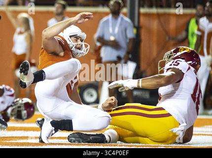 15. September 2018 – Austin, TX, USA – Texas-Punter Ryan Bujcevski (8) reagiert, nachdem USC Safety Talanoa Hufanga (15) ihn am Samstag, den 15. September 2018 im Royal-Texas Memorial Stadium in Austin, Texas, getroffen hat. (Bild: © Nick Wagner/Austin American-Statesman/TNS via ZUMA Wire) Stockfoto