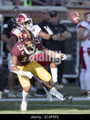 15. September 2018: Minneapolis, MN, USA - Miami (Ohio) Defensivverteidiger Allan Koikoi, Top, greift in den Minnesota Wide Receiver Rashod Bateman ein, was im vierten Quartal am Samstag, dem 15. September 2018, im TCF Bank Stadium in Minneapolis zu einer Strafe führte. Minnesota gewann mit 26:3. (Bild: © Elizabeth Flores/Minneapolis Star Tribune/TNS via ZUMA Wire) Stockfoto