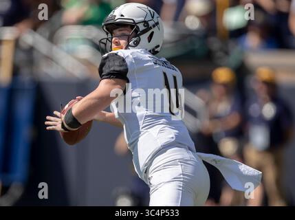 15. September 2018: Der Vanderbilt Quarterback Kyle Shurmur (14) übergibt den Ball während der NCAA-Football-Action zwischen den Vanderbilt Commodores und den Notre Dame Fighting Irish im Notre Dame Stadium in South Bend, Indiana. Notre Dame besiegte Vanderbilt mit 22:17. John Mersits/CSM.(Kreditbild: &Copy; John Mersits/CSM via ZUMA Wire) Stockfoto
