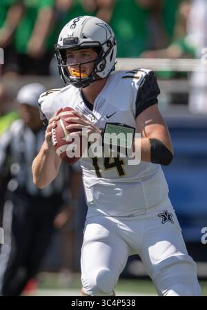 15. September 2018: Der Vanderbilt Quarterback Kyle Shurmur (14) übergibt den Ball während der NCAA-Football-Action zwischen den Vanderbilt Commodores und den Notre Dame Fighting Irish im Notre Dame Stadium in South Bend, Indiana. Notre Dame besiegte Vanderbilt mit 22:17. John Mersits/CSM.(Kreditbild: &Copy; John Mersits/CSM via ZUMA Wire) Stockfoto