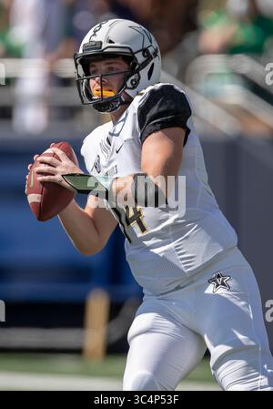 15. September 2018: Der Vanderbilt Quarterback Kyle Shurmur (14) übergibt den Ball während der NCAA-Football-Action zwischen den Vanderbilt Commodores und den Notre Dame Fighting Irish im Notre Dame Stadium in South Bend, Indiana. Notre Dame besiegte Vanderbilt mit 22:17. John Mersits/CSM.(Kreditbild: &Copy; John Mersits/CSM via ZUMA Wire) Stockfoto