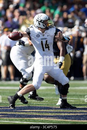 15. September 2018: Der Vanderbilt Quarterback Kyle Shurmur (14) übergibt den Ball während der NCAA-Football-Action zwischen den Vanderbilt Commodores und den Notre Dame Fighting Irish im Notre Dame Stadium in South Bend, Indiana. Notre Dame besiegte Vanderbilt mit 22:17. John Mersits/CSM.(Kreditbild: &Copy; John Mersits/CSM via ZUMA Wire) Stockfoto
