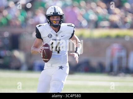 15. September 2018: Der Vanderbilt Quarterback Kyle Shurmur (14) übergibt den Ball während der NCAA-Football-Action zwischen den Vanderbilt Commodores und den Notre Dame Fighting Irish im Notre Dame Stadium in South Bend, Indiana. Notre Dame besiegte Vanderbilt mit 22:17. John Mersits/CSM.(Kreditbild: &Copy; John Mersits/CSM via ZUMA Wire) Stockfoto