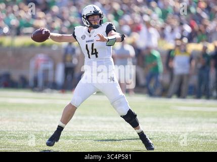 15. September 2018: Der Vanderbilt Quarterback Kyle Shurmur (14) übergibt den Ball während der NCAA-Football-Action zwischen den Vanderbilt Commodores und den Notre Dame Fighting Irish im Notre Dame Stadium in South Bend, Indiana. Notre Dame besiegte Vanderbilt mit 22:17. John Mersits/CSM.(Kreditbild: &Copy; John Mersits/CSM via ZUMA Wire) Stockfoto