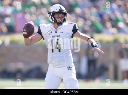 15. September 2018: Der Vanderbilt Quarterback Kyle Shurmur (14) übergibt den Ball während der NCAA-Football-Action zwischen den Vanderbilt Commodores und den Notre Dame Fighting Irish im Notre Dame Stadium in South Bend, Indiana. Notre Dame besiegte Vanderbilt mit 22:17. John Mersits/CSM.(Kreditbild: &Copy; John Mersits/CSM via ZUMA Wire) Stockfoto
