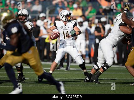 15. September 2018: Der Vanderbilt Quarterback Kyle Shurmur (14) übergibt den Ball während der NCAA-Football-Action zwischen den Vanderbilt Commodores und den Notre Dame Fighting Irish im Notre Dame Stadium in South Bend, Indiana. Notre Dame besiegte Vanderbilt mit 22:17. John Mersits/CSM.(Kreditbild: &Copy; John Mersits/CSM via ZUMA Wire) Stockfoto