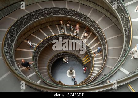 Vatikanmuseum Rom - die moderne Wendeltreppe „Bramante“ der Vatikanischen Museen, entworfen von Giuseppe Momo im Jahr 1932 - Bramante Treppe heißt g Stockfoto