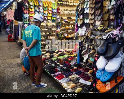 17. September 2018 – Bangkok, Thailand – Bauarbeiter des ICONSIAM-Entwicklungsfachs für Schuhe im Klong San-Markt, neben der ICONSIAM-Entwicklung. ICONSIAM ist ein gemischtes Gebiet auf der Thonburi-Seite des Chao Phraya River. Es wird voraussichtlich 2018 eröffnet und umfasst zwei große Einkaufszentren mit mehr als 520.000 Quadratmetern Verkaufsfläche, einen Vergnügungspark, zwei Wohntürme und einen Park am Fluss. Die Mieten für Ladenbesitzer in Klong San Market betragen bis zu 30.000 Thai Baht pro Monat (ca. 920 US-Dollar), und einige in Bangkok befürchten, dass der Klong San Market seinen Standort verlieren wird Stockfoto