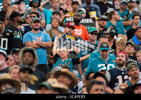 16. September 2018: Jacksonville, Florida, USA: Ein junger Fan der Jacksonville Jaguars hält ein Schild hoch, als das Team gegen die New England Patriots im vierten Quartal auf dem TIAA Bank Field in Jacksonville, Florida, kämpft. Die Jacksonville Jaguars besiegten die New England Patriots 31-20 und erreichten in der Saison 2-0. (Kreditbild: © Michael Johnson/ZUMA Wire) Stockfoto