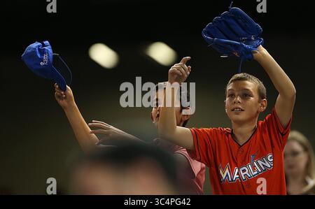 September 2018 – Miami, FL, USA – die Fans hoffen, einen Ball in die Tribüne zu werfen, während die Miami Marlins am Montag, 17. September 2018 im Marlins Park in Miami, Florida, Gastgeber der Washington Nationals sind (Credit Image: © Patrick Farrell/Miami Herald/TNS via ZUMA Wire) Stockfoto