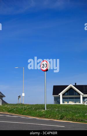 32 km pro Stunde Schild, Porthcawl, South Wales. Stockfoto