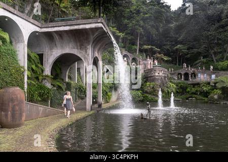 FUNCHAL, PORTUGAL - 24. AUGUST 2021: Dies ist der künstliche Wasserfall des zentralen Sees im Monte Tropical Park. Stockfoto