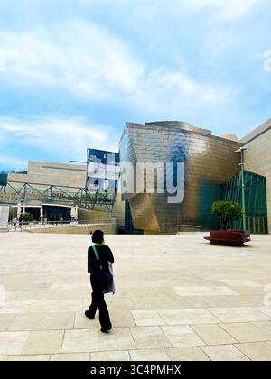 Frau vor dem Guggenheim, Bilbao Stockfoto
