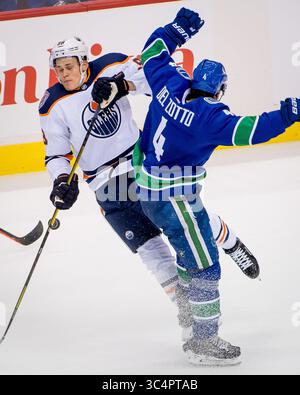 18. September 2018: Jesse Puljujarvi (98) und Canucks-Verteidiger Michael Del Zotto (4) kollidieren während des NHL-Spiels zwischen den Edmonton Oilers und den Vancouver Canucks in der Rogers Arena in Vancouver. Dom Gagne/CSM(Kreditbild: &Copy; Dom Gagne/CSM via ZUMA Wire) Stockfoto