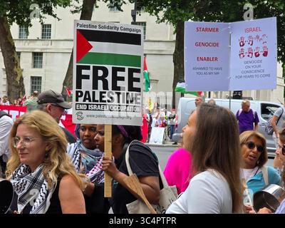 London, Großbritannien. Juli 2025. London, Vereinigtes Königreich. Pro-palästinensische Unterstützer demonstrierten vor der Downing Street, um ein Ende des Hungers in Gaza zu fordern. Die Demonstranten benutzten Töpfe und Pfannen, um Lärm zu machen, machten auf Berichte über Hungertod in Gaza aufmerksam und forderten dringende Maßnahmen der Regierung. Quelle: Uwe Deffner/Alamy Live News Stockfoto