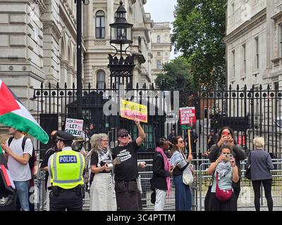 London, Großbritannien. Juli 2025. London, Vereinigtes Königreich. Pro-palästinensische Unterstützer demonstrierten vor der Downing Street, um ein Ende des Hungers in Gaza zu fordern. Die Demonstranten benutzten Töpfe und Pfannen, um Lärm zu machen, machten auf Berichte über Hungertod in Gaza aufmerksam und forderten dringende Maßnahmen der Regierung. Quelle: Uwe Deffner/Alamy Live News Stockfoto