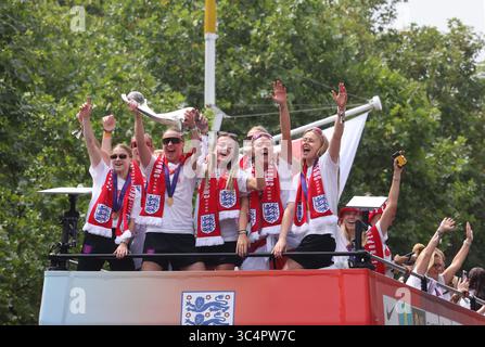 London, UK, 29. Juli 2025. Englands Lionesses feierten ihren Eurosieg mit einer offenen Busparade auf der Mall bis zum Buckingham Palace, als 1000 Fans die Strecke säumten. Kredit : Monica Wells/Alamy Live News Stockfoto