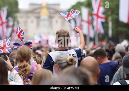 London, UK, 29. Juli 2025. Englands Lionesses feierten ihren Eurosieg mit einer offenen Busparade auf der Mall bis zum Buckingham Palace, als 1000 Fans die Strecke säumten. Kredit : Monica Wells/Alamy Live News Stockfoto