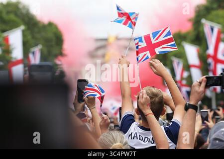 London, UK, 29. Juli 2025. Englands Lionesses feierten ihren Eurosieg mit einer offenen Busparade auf der Mall bis zum Buckingham Palace, als 1000 Fans die Strecke säumten. Kredit : Monica Wells/Alamy Live News Stockfoto