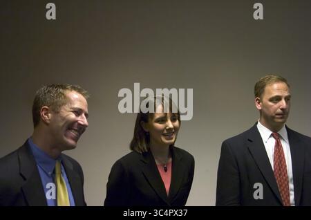 25. April 2006 - Sacramento, Kalifornien, USA - die Bundesanwaltschaft Robert Tice-Raskin (cq), Laura L. Ferris (cq) und David B. Deitch (cq), die Hamid Hayat, 23, aus Lodi strafrechtlich verfolgt haben, waren sehr erfreut, dass ihn eine Bundesjury des Terrorismus am Dienstag für schuldig befunden hat. Er wurde für schuldig befunden, weil er Terroristen materiell unterstützt hat, und in drei Fällen, weil er falsche Aussagen gegenüber dem FBI gemacht hat. The Sacramento Bee/ Anne Chadwick Williams/ 25. April 2006 (Foto: © Anne Chadwick Williams/Sacramento Bee Via ZUMA Wire) Stockfoto