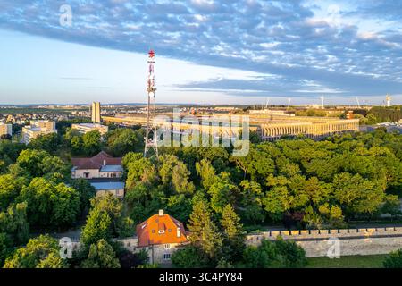 Das große Strahov-Stadion steht an prominenter Stelle in Prag, umgeben von üppigen Bäumen und einer ruhigen Umgebung. Die Szene fängt die Schönheit dieser historischen Stätte an einem klaren Tag ein. Stockfoto