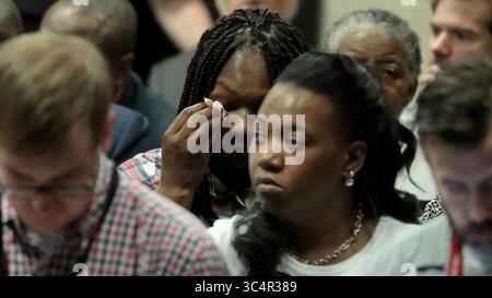 20. September 2018 – Chicago, IL, USA – Tina Hunter, Mitte, wischt sich die Augen ab, während sie von der Galerie während des Prozesses beim Erschießungsmord ihres Sohnes Laquan McDonald im Leighton Criminal Court Building am Donnerstag, 20. September 2018 in Chicago, Illinois zusieht (Credit Image: © Antonio Perez/Chicago Tribune/TNS via ZUMA Wire) Stockfoto
