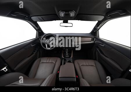 Dunkler Innenraum mit Ledersitz und modernem Armaturenbrett Stockfoto