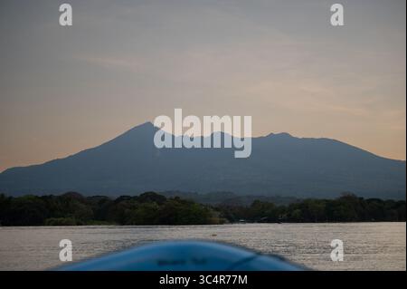 Bootstour auf dem See in der Nähe des Vulkans Mombacho bei Sonnenuntergang Stockfoto