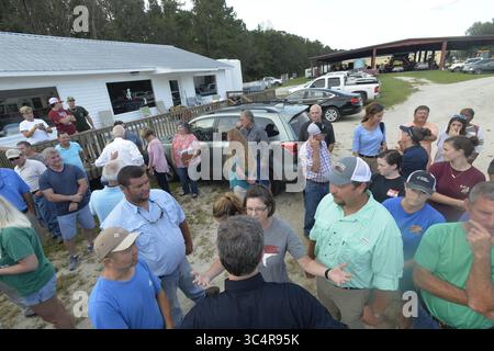21. September 2018 – Trenton, NC, USA – North Carolina Gouverneur Roy Cooper, Vordergrund, zurück zur Kamera, spricht am Freitag, 21. September 2018, bei einem Halt in Trenton, N.C., während er durch landwirtschaftliche Gebiete des Bundesstaates führt, die vom Hurrikan Florence schwer getroffen wurden. (Foto: © Scott Sharpe/Raleigh News & Observer/TNS via ZUMA Wire) Stockfoto