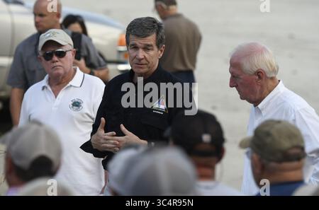 21. September 2018 – Trenton, NC, USA – Roy Cooper, Gouverneur von North Carolina, spricht am Freitag, den 21. September 2018, Landwirte, Ersthelfer und Kleinunternehmer in Trenton, N.C., an. er bereist landwirtschaftliche Gebiete des Bundesstaates, der vom Hurrikan Florence schwer getroffen wurde. (Foto: © Scott Sharpe/Raleigh News & Observer/TNS via ZUMA Wire) Stockfoto