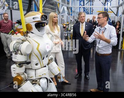 20. September 2018 – Houston, Texas, USA – Berater des US-Präsidenten Ivanka Trump erfährt während eines Besuchs im Johnson Space Center der NASA über den Walküre-Roboter. Valkyrie ist ein robuster, robuster, vollständig elektrischer humanoider Roboter, der in degradierten oder beschädigten Umgebungen mit menschlicher Technik eingesetzt werden kann. (Kreditbild: © NASA/ZUMA Wire/ZUMAPRESS.com) Stockfoto