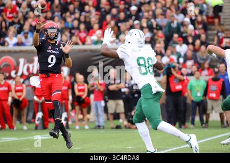 22. September 2018: Cincinnati Bearcats QB Desmond Ridder wirft während eines NCAA-Fußballspiels zwischen den Cincinnati Bearcats und den Ohio University Bobcats im Nippert Stadium in Cincinnati, Ohio. Kevin Schultz/CSM(Credit Image: &Copy; Kevin Schultz/CSM via ZUMA Wire) Stockfoto