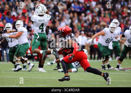 22. September 2018: Ohio Bobcats WR Papi White holt sich einen Pass während eines NCAA-Fußballspiels zwischen den Cincinnati Bearcats und den Ohio University Bobcats im Nippert Stadium in Cincinnati, Ohio. Kevin Schultz/CSM(Credit Image: &Copy; Kevin Schultz/CSM via ZUMA Wire) Stockfoto
