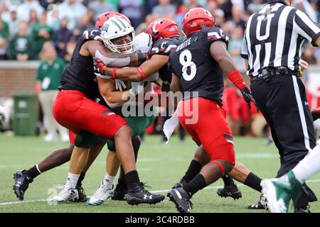 22. September 2018: Ohio Bobcats RB AJ Ouellette wird von Cincinnati Bearcats Spielern während eines NCAA-Fußballspiels zwischen den Cincinnati Bearcats und den Ohio University Bobcats im Nippert Stadium in Cincinnati, Ohio, bekämpft. Kevin Schultz/CSM(Credit Image: &Copy; Kevin Schultz/CSM via ZUMA Wire) Stockfoto