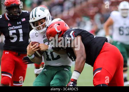 22. September 2018: Cincinnati Bearcats DL Bryce Stai (rechts) kollidiert mit Ohio Bobcats QB Nathan Rourke (links) während eines NCAA-Fußballspiels zwischen den Cincinnati Bearcats und den Ohio University Bobcats im Nippert Stadium in Cincinnati, Ohio. Kevin Schultz/CSM(Credit Image: &Copy; Kevin Schultz/CSM via ZUMA Wire) Stockfoto