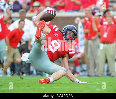 22. September 2018: OLE' Miss TE, Dawson Knox (9), macht den Fang während des NCAA DI-Spiels im Vaught-Hemingway Stadium in Oxford, MS. OLE' Miss führt Kent State im 4. Quartal 31 an. Kevin Langley/CSM(Kreditbild: &Copy; Kevin Langley/CSM via ZUMA Wire) Stockfoto