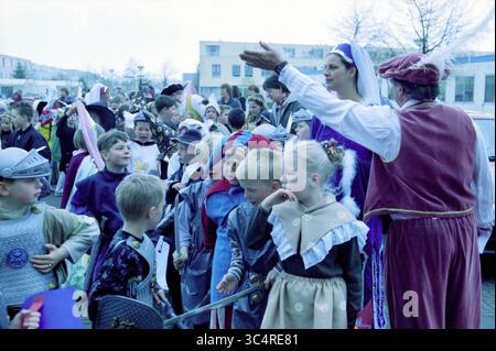 Parade in der Schule de Hoeksteen, Velserbroek, 16-04-2002 Whizgle News, Dutch Desk, Niederlande, 1950-2000 Eine lebhafte Gruppe von Kindern in verschiedenen Kostümen, darunter Ritter, Prinzessinnen und historische Figuren, versammelt sich zu einer festlichen Feier. Einige führen Gespräche, während andere aufgeregt und verspielt wirken, wodurch eine lebendige Atmosphäre voller Lachen und Kreativität entsteht. Stockfoto