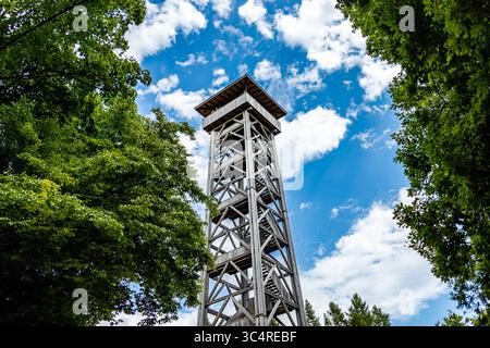 Wanderung zum Aussichtspunkt Goethe-Turm mit fantastischem Blick über die Mainmetropole Frankfurt am Main - Hessen - Deutschland Stockfoto