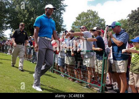 22. September 2018 – Atlanta, Georgia, USA – TIGER WOODS nähert sich dem ersten Abschlag während der dritten Runde der TOUR Championship 2018. (Bild: © Debby Wong/ZUMA Wire) Stockfoto